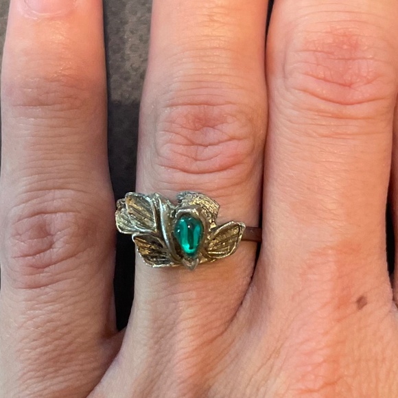 Vintage Leaves w/ Green Gemstone Ring - Picture 2 of 4